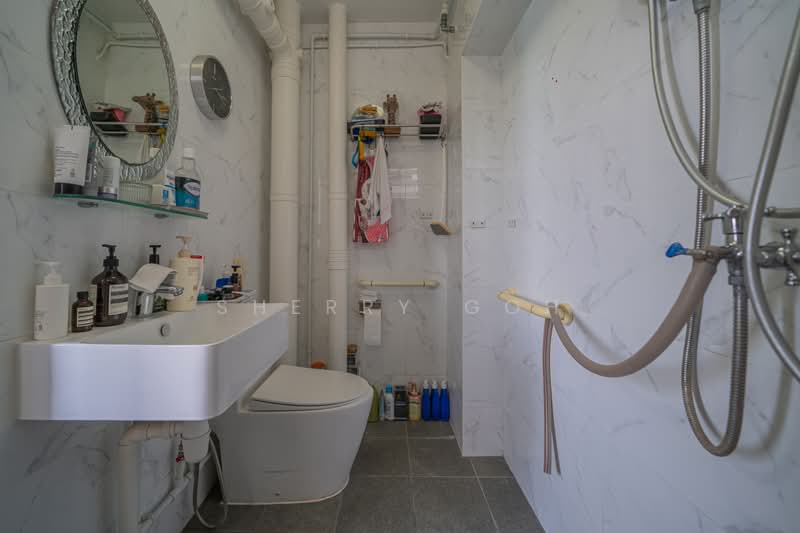 732 Jurong West Street 73, 732 Jurong West Street 73, 4 Bedrooms, 1,323 sqft, HDB Flat For Sale, by Sherry Goh, 500191761 - Bathroom - PropertyGuru.com.sg