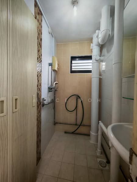 51 New Upper Changi Road, 51 New Upper Changi Road, 3 Bedrooms, 904 sqft, HDB Flat For Sale, by Alice Poh, 500191763 - Bathroom - PropertyGuru.com.sg