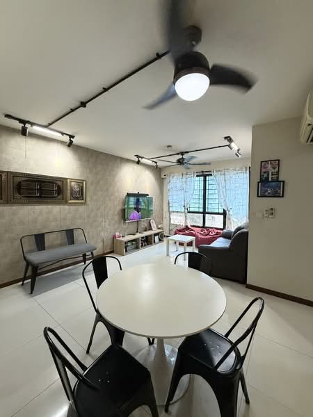 462D Blossom Spring @ Yishun, 462D Yishun Avenue 6, 3 Bedrooms, 1,001 sqft, HDB Flat For Sale, by Rusydi Yusoff, 500191781 - Living Room - PropertyGuru.com.sg