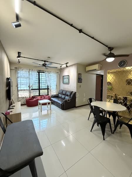 462D Blossom Spring @ Yishun, 462D Yishun Avenue 6, 3 Bedrooms, 1,001 sqft, HDB Flat For Sale, by Rusydi Yusoff, 500191781 - Living Room - PropertyGuru.com.sg