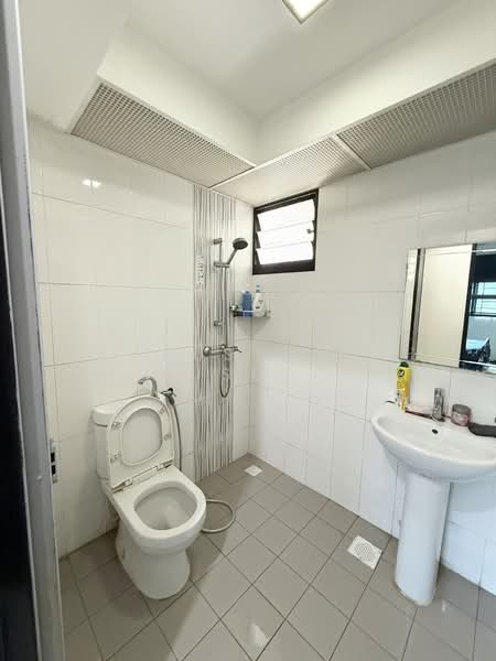 462D Blossom Spring @ Yishun, 462D Yishun Avenue 6, 3 Bedrooms, 1,001 sqft, HDB Flat For Sale, by Rusydi Yusoff, 500191781 - Bathroom - PropertyGuru.com.sg