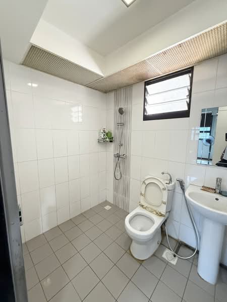 462D Blossom Spring @ Yishun, 462D Yishun Avenue 6, 3 Bedrooms, 1,001 sqft, HDB Flat For Sale, by Rusydi Yusoff, 500191781 - Bathroom - PropertyGuru.com.sg