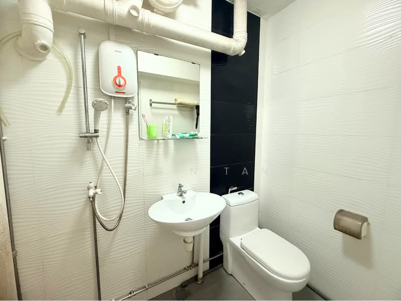 353 Woodlands Avenue 1, 353 Woodlands Avenue 1, 4 Bedrooms, 1,302 sqft, HDB Flat For Sale, by Elgin Tan, 500191788 - Bathroom - PropertyGuru.com.sg
