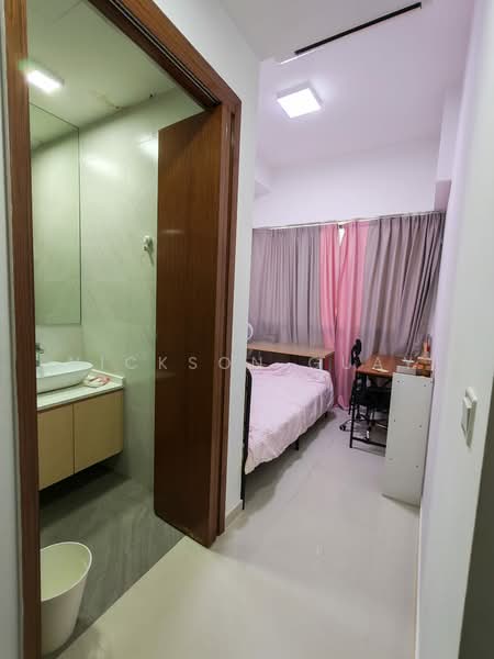 8 Farrer Suites Master Bedroom for rent!, , Room Rental, 150 sqft, Apartment For Rent, by Nickson Guay, 500191850 - Bathroom - PropertyGuru.com.sg