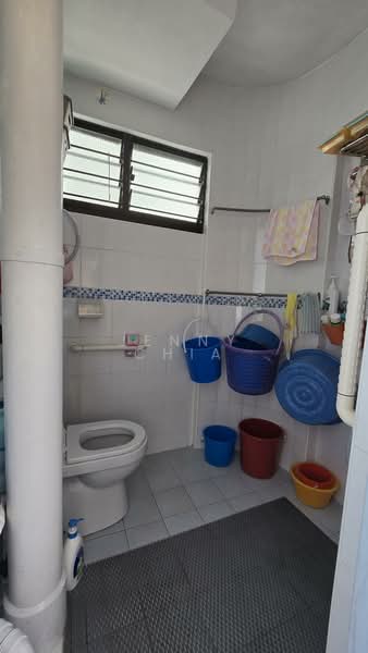 301 Hougang Avenue 5, 301 Hougang Avenue 5, 2 Bedrooms, 797 sqft, HDB Flat For Rent, by Jenny Chia, 500191912 - Bathroom - PropertyGuru.com.sg
