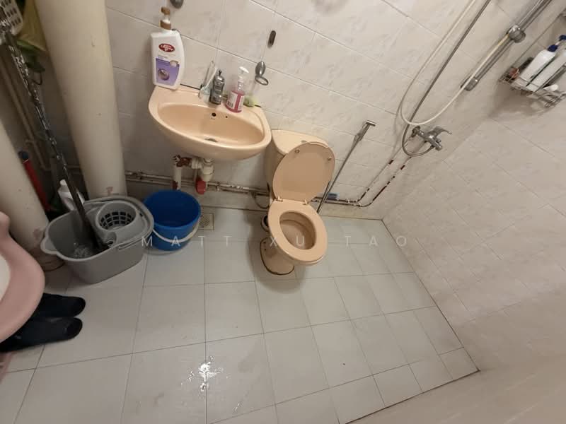 642 Jurong West Street 61, 642 Jurong West Street 61, 3 Bedrooms, 1,076 sqft, HDB Flat For Sale, by Matt Xu Tao, 500191927 - Bathroom - PropertyGuru.com.sg
