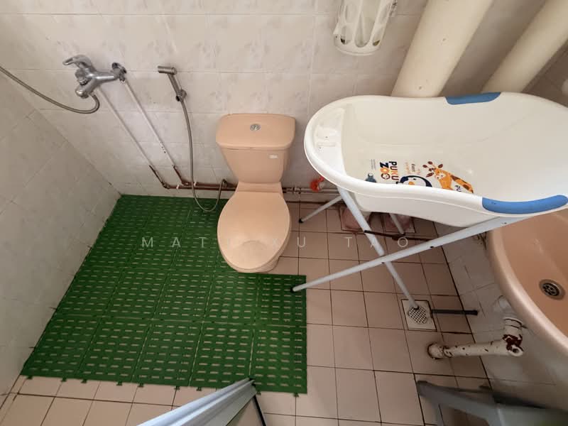 642 Jurong West Street 61, 642 Jurong West Street 61, 3 Bedrooms, 1,076 sqft, HDB Flat For Sale, by Matt Xu Tao, 500191927 - Bathroom - PropertyGuru.com.sg