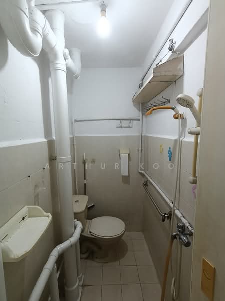 52 Lorong 6 Toa Payoh, 52 Lorong 6 Toa Payoh, Balestier / Toa Payoh, 1 Bedroom, 463 sqft, HDB Flat For Sale, by Arthur Koo, 500191928 - Bathroom - PropertyGuru.com.sg