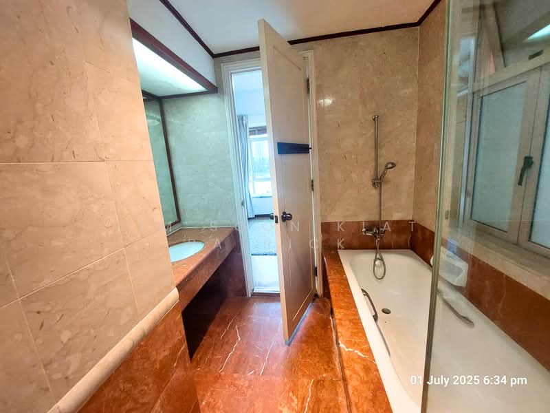 Costa Rhu, 3 Rhu Cross, 2 Bedrooms, 990 sqft, Condominium For Rent, by Lim Soon Kiat Patrick, 500191945 - Bathroom - PropertyGuru.com.sg