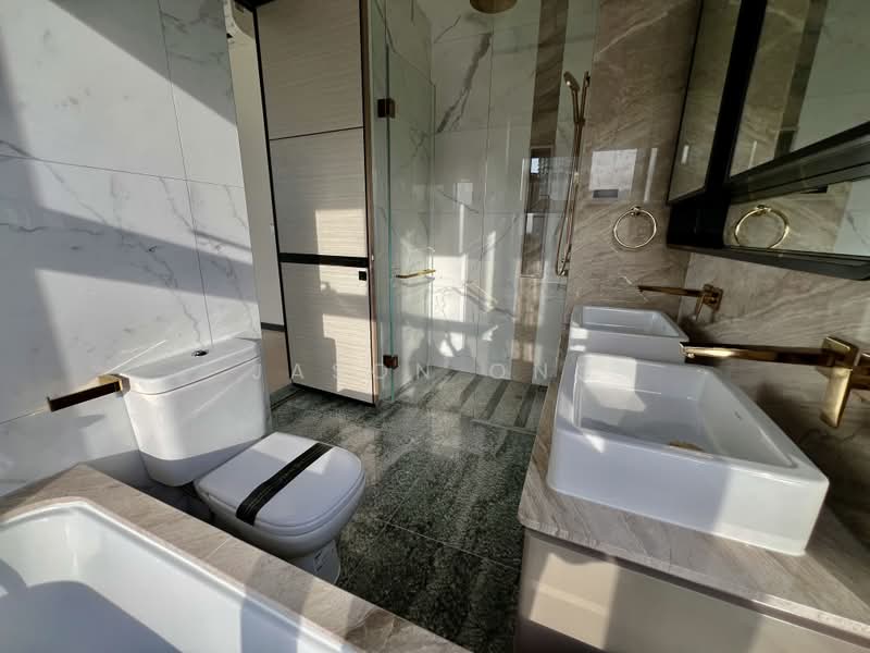 Perfect Ten, 323 Bukit Timah Road, 3 Bedrooms, 1,281 sqft, Condominium For Sale, by Jason Ong, 500191948 - Bathroom - PropertyGuru.com.sg