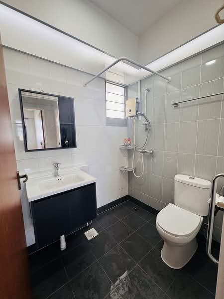 878A Tampines Avenue 8, 878A Tampines Avenue 8, 2 Bedrooms, 742 sqft, HDB Flat For Rent, by Chris Tang 邓佩芬, 500191956 - Bathroom - PropertyGuru.com.sg