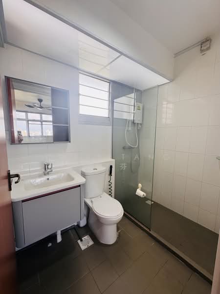878A Tampines Avenue 8, 878A Tampines Avenue 8, 2 Bedrooms, 742 sqft, HDB Flat For Rent, by Chris Tang 邓佩芬, 500191956 - Bathroom - PropertyGuru.com.sg