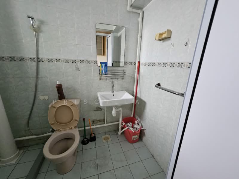 662B Jurong West Street 64, 662B Jurong West Street 64, 3 Bedrooms, 1,184 sqft, HDB Flat For Rent, by Priscilla Lee, 500192001 - Bathroom - PropertyGuru.com.sg