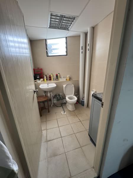 Oxley BizHub, 61 Ubi Road 1, 990 sqft, Light Industrial (B1) For Sale, by Rayne Chua 蔡美慧, 500192002 - Bathroom - CommercialGuru.com.sg