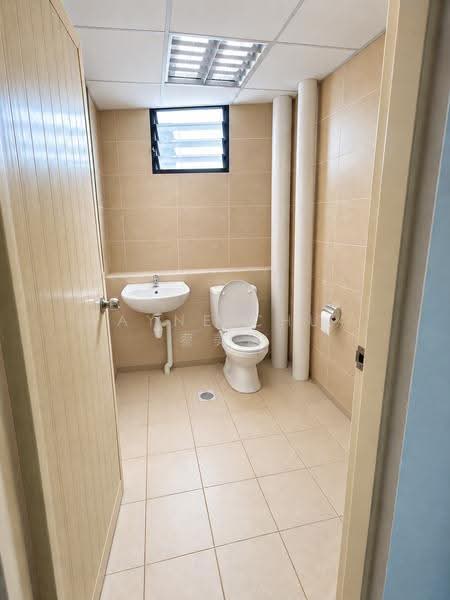 Oxley BizHub, 61 Ubi Road 1, Eunos / Geylang / Paya Lebar, 990 sqft, Light Industrial (B1) For Sale, by Rayne Chua 蔡美慧, 500192002 - Bathroom - CommercialGuru.com.sg