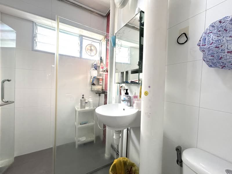 15 Eunos Crescent, 15 Eunos Crescent, 3 Bedrooms, 1,259 sqft, HDB Flat For Sale, by Dylan Lee, 500192018 - Bathroom - PropertyGuru.com.sg