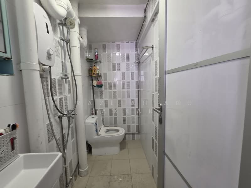 73 Lorong 4 Toa Payoh, 73 Lorong 4 Toa Payoh, 2 Bedrooms, 775 sqft, HDB Flat For Sale, by Norazliah Abu Bakkar, 500192023 - Bathroom - PropertyGuru.com.sg