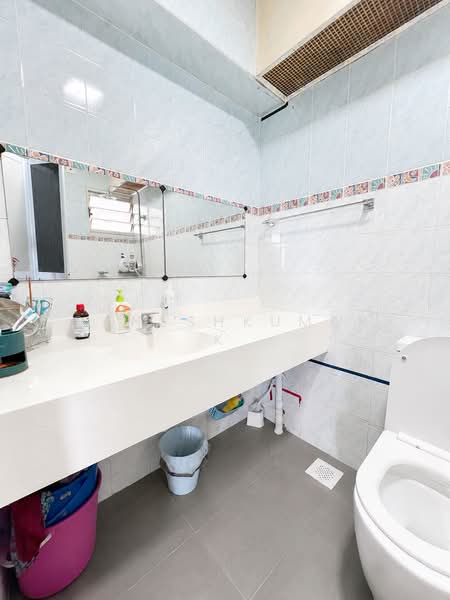 393 Bukit Batok West Avenue 5, 393 Bukit Batok West Avenue 5, 4 Bedrooms, 1,270 sqft, HDB Flat For Sale, by GANESHKUMAR K, 500192024 - Bathroom - PropertyGuru.com.sg