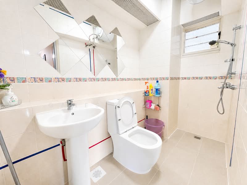 393 Bukit Batok West Avenue 5, 393 Bukit Batok West Avenue 5, 4 Bedrooms, 1,270 sqft, HDB Flat For Sale, by GANESHKUMAR K, 500192024 - Bathroom - PropertyGuru.com.sg