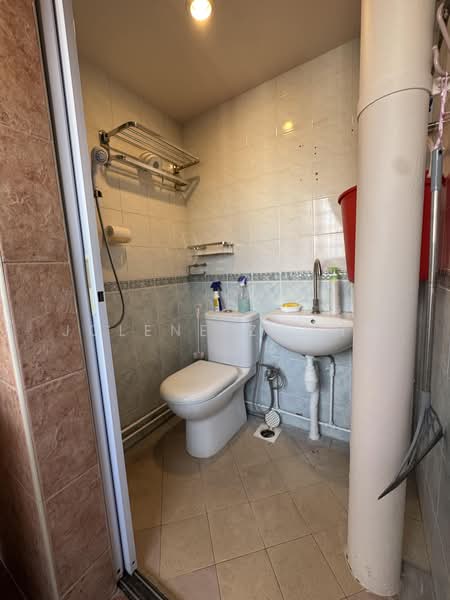577 Hougang Avenue 4, 577 Hougang Avenue 4, 4 Bedrooms, 1,507 sqft, HDB Flat For Sale, by Jolene Zhong, 500192069 - Bathroom - PropertyGuru.com.sg