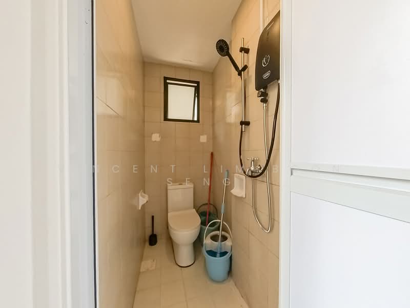 Heritage View, 8 Dover Rise, Room Rental, 100 sqft, Condominium For Rent, by Vincent Lim Boon Seng, 500192106 - Water Closet @ Service Yard - PropertyGuru.com.sg