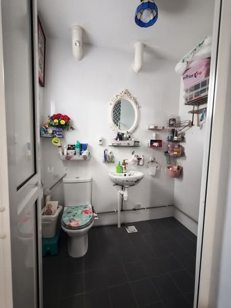 462 Jurong West Street 41, 462 Jurong West Street 41, 2 Bedrooms, 786 sqft, HDB Flat For Sale, by Monica Shi, 500192138 - Bathroom - PropertyGuru.com.sg