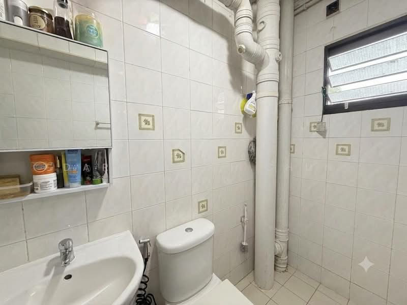 109 Rivervale Walk, 109 Rivervale Walk, 3 Bedrooms, 1,292 sqft, HDB Flat For Sale, by Darren Koh Chun Hong, 500192146 - Bathroom - PropertyGuru.com.sg