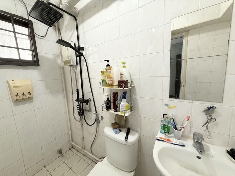 109 Rivervale Walk, 109 Rivervale Walk, 3 Bedrooms, 1,292 sqft, HDB Flat For Sale, by Darren Koh Chun Hong, 500192146 - Bathroom - PropertyGuru.com.sg
