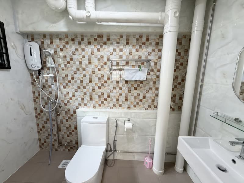 Master Room @ Blk 56 Cassia Crescent, Cassia Crescent, Room Rental, 200 sqft, HDB Flat For Rent, by Alan Tsui 徐先生, 500192149 - Bathroom - PropertyGuru.com.sg