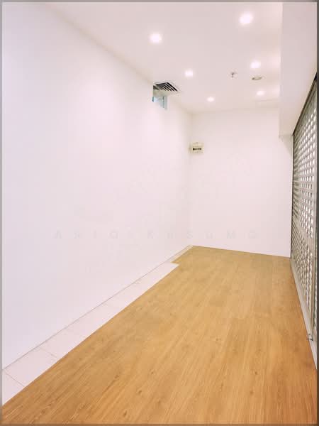 Queensway Shopping Centre, 1 Queensway, 113 sqft, Mall Shop For Rent, by Ario Kusumo, 500192157 - Interior - CommercialGuru.com.sg