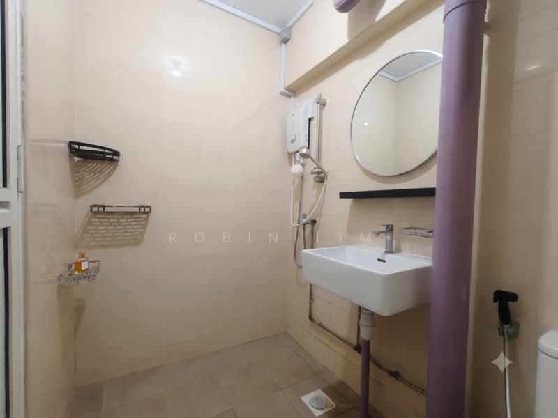 870 Yishun Street 81, 870 Yishun Street 81, 4 Bedrooms, 1,313 sqft, HDB Flat For Sale, by Robin Lim, 500192237 - Bathroom - PropertyGuru.com.sg