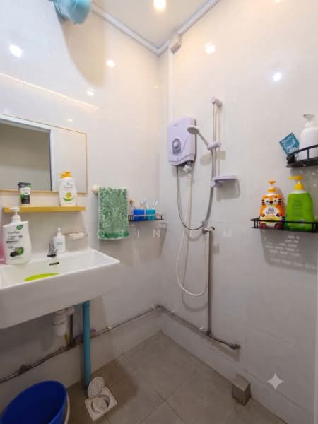 870 Yishun Street 81, 870 Yishun Street 81, 4 Bedrooms, 1,313 sqft, HDB Flat For Sale, by Robin Lim, 500192237 - Bathroom - PropertyGuru.com.sg