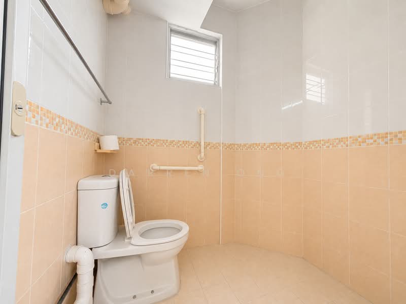 210 Jurong East Street 21, 210 Jurong East Street 21, 2 Bedrooms, 721 sqft, HDB Flat For Sale, by Darren Ong, 500192245 - Bathroom - PropertyGuru.com.sg