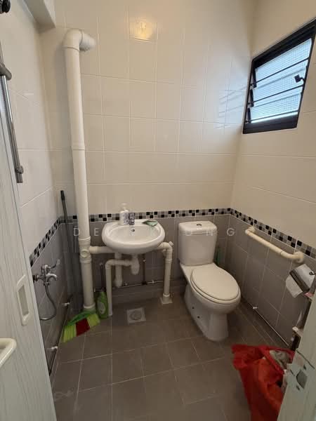 609 Bedok Reservoir Road, 609 Bedok Reservoir Road Eunos Rainbow, 2 Bedrooms, 721 sqft, HDB Flat For Sale, by Derek Ong, 500192275 - Bathroom - PropertyGuru.com.sg