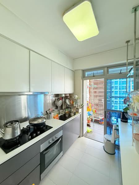 Q Bay Residences, 5 Tampines Street 86, 3 Bedrooms, 1,119 sqft, Condominium For Sale, by Jose Loh Zhenhao, 500192278 - Kitchen - PropertyGuru.com.sg