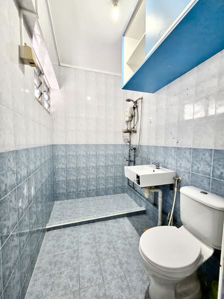 921 Tampines Street 91, 921 Tampines Street 91, 3 Bedrooms, 1,119 sqft, HDB Flat For Sale, by Ng Woon Sian, 500192306 - Bathroom - PropertyGuru.com.sg