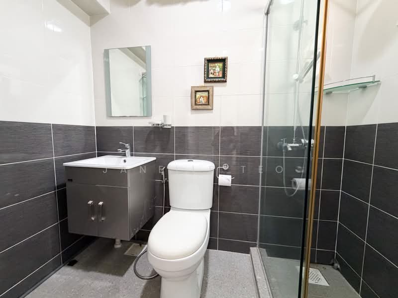 122 Sengkang East Way, 122 Sengkang East Way, 3 Bedrooms, 980 sqft, HDB Flat For Sale, by Janelle Teo, 500192360 - Bathroom - PropertyGuru.com.sg