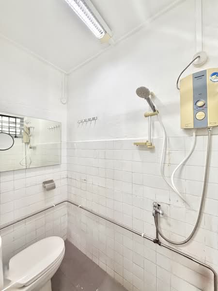 18 Upper Boon Keng Road, 18 Upper Boon Keng Road, Room Rental, 250 sqft, HDB Flat For Rent, by Veann Lee 李慧瑜, 500192364 - Bathroom - PropertyGuru.com.sg