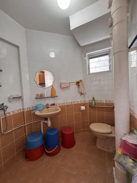 261 Tampines Street 21, 261 Tampines Street 21, 2 Bedrooms, 840 sqft, HDB Flat For Sale, by Yee chung Ng, 500192390 - Bathroom - PropertyGuru.com.sg