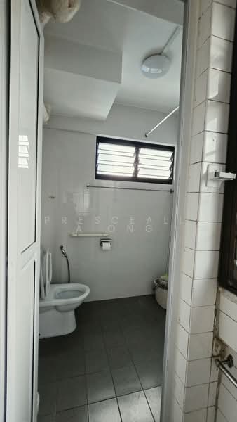 119 Bukit Batok West Avenue 6, 119 Bukit Batok West Avenue 6, 2 Bedrooms, 1,109 sqft, HDB Flat For Sale, by Prescealla Ong, 500192411 - Bathroom - PropertyGuru.com.sg