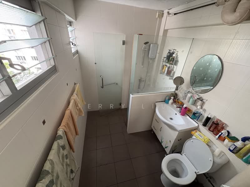 323 Woodlands Street 32, 323 Woodlands Street 32, 4 Bedrooms, 1,755 sqft, HDB Flat For Sale, by Jerry Liu, 500192414 - Bathroom - PropertyGuru.com.sg