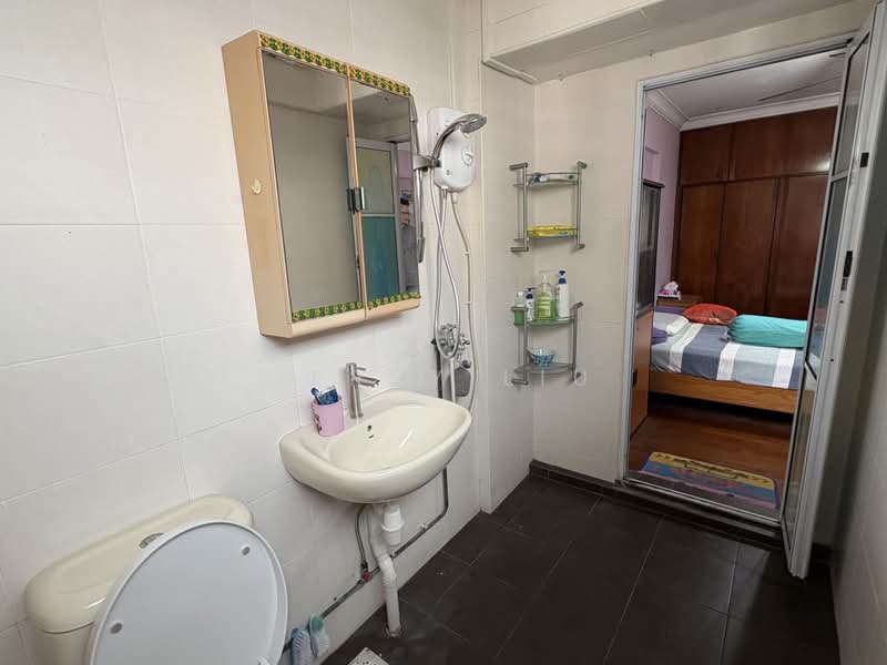 323 Woodlands Street 32, 323 Woodlands Street 32, 4 Bedrooms, 1,755 sqft, HDB Flat For Sale, by Jerry Liu, 500192414 - Bathroom - PropertyGuru.com.sg