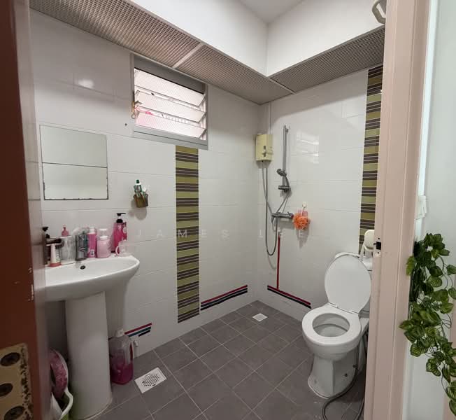673A Edgefield Plains, 673A Edgefield Plains, 2 Bedrooms, 700 sqft, HDB Flat For Sale, by James Lee, 500192446 - Bathroom - PropertyGuru.com.sg