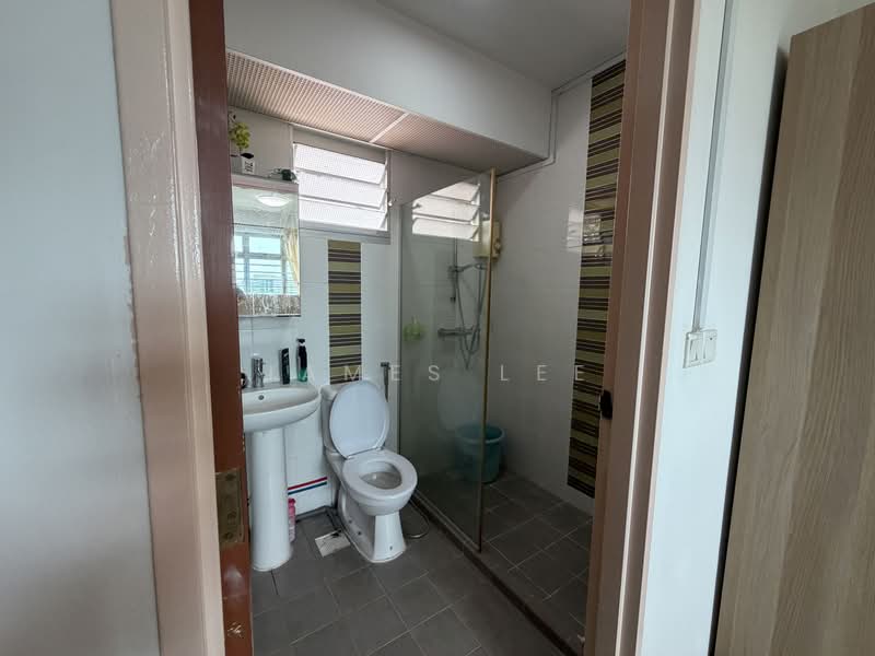 673A Edgefield Plains, 673A Edgefield Plains, 2 Bedrooms, 700 sqft, HDB Flat For Sale, by James Lee, 500192446 - Bathroom - PropertyGuru.com.sg