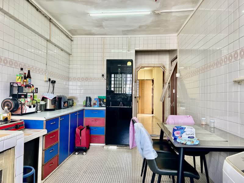 321 Hougang Avenue 5, 321 Hougang Avenue 5, 2 Bedrooms, 721 sqft, HDB Flat For Sale, by Marcial Lim, 500192454 - Kitchen - PropertyGuru.com.sg