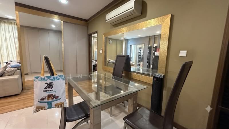 Crystal De Azure, 18 How Sun Close, 2 Bedrooms, 1,130 sqft, Apartment For Sale, by Vincent Lim, 500192456 - Dining Room - PropertyGuru.com.sg