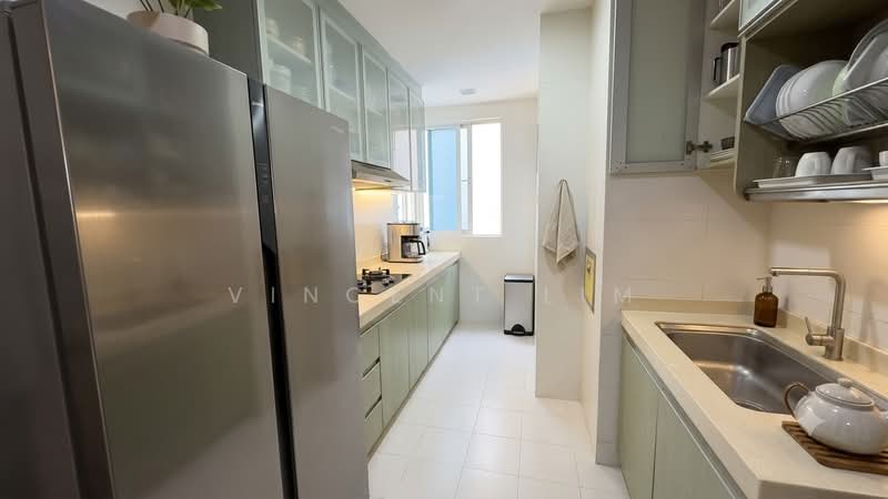 Crystal De Azure, 18 How Sun Close, 2 Bedrooms, 1,130 sqft, Apartment For Sale, by Vincent Lim, 500192456 - Kitchen - PropertyGuru.com.sg