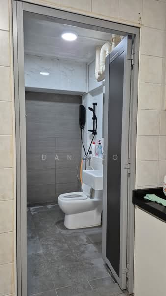 447 Choa Chu Kang Avenue 4, 447 Choa Chu Kang Avenue 4, Room Rental, 150 sqft, HDB Flat For Rent, by Dan Teo, 500192492 - Bathroom - PropertyGuru.com.sg