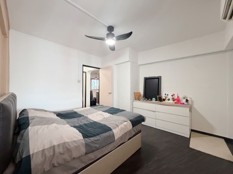 633 Ang Mo Kio Avenue 6, 633 Ang Mo Kio Avenue 6, 3 Bedrooms, 980 sqft, HDB Flat For Sale, by Jax Lim, 500192510 - Master Bedroom - PropertyGuru.com.sg