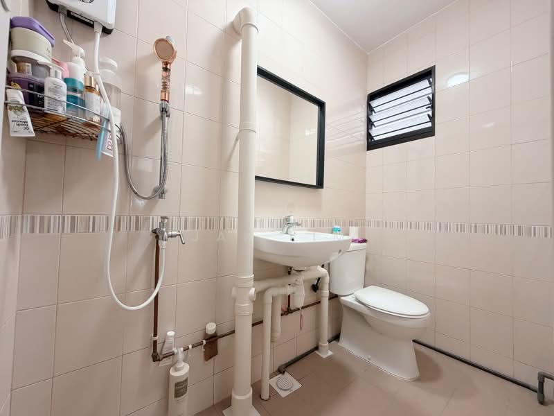 633 Ang Mo Kio Avenue 6, 633 Ang Mo Kio Avenue 6, 3 Bedrooms, 980 sqft, HDB Flat For Sale, by Jax Lim, 500192510 - Master Bathroom - PropertyGuru.com.sg